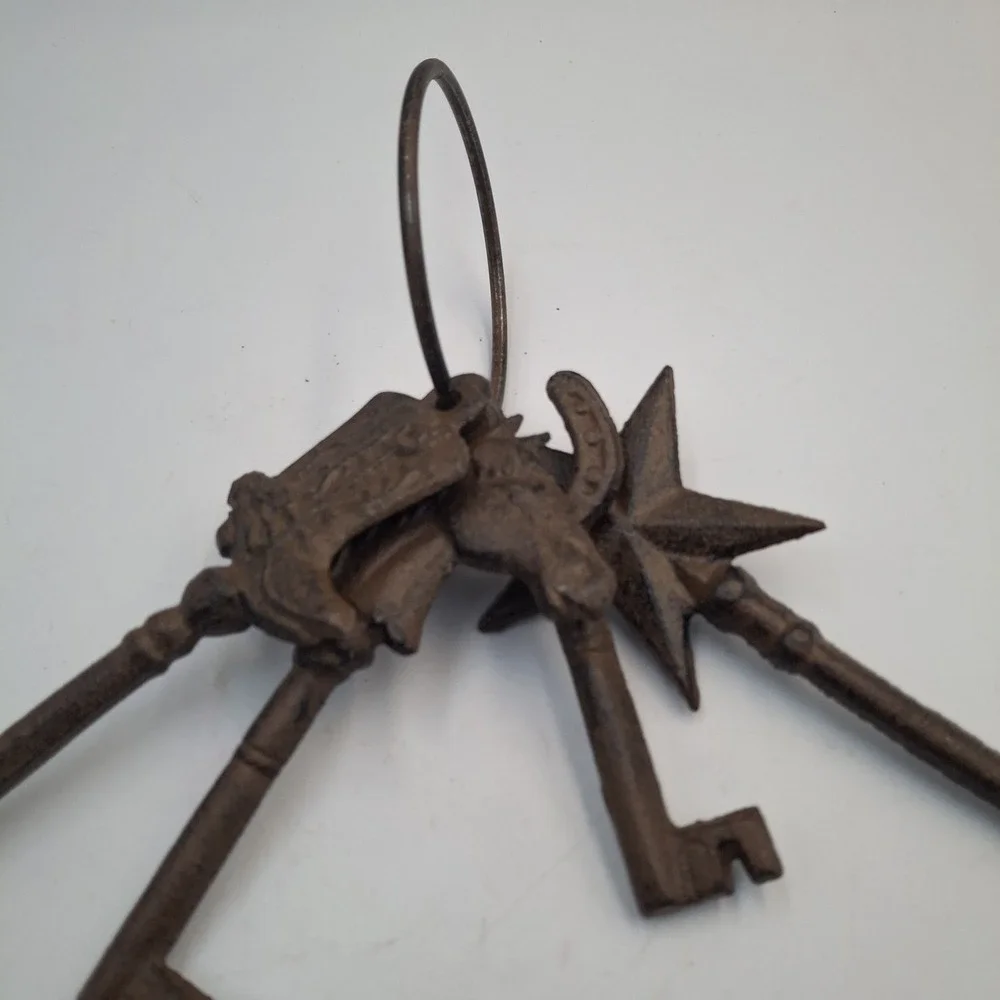 Set of 4 Heavy Cast Iron Skeleton Keys Ring Western Texas Star Horseshoe Boot